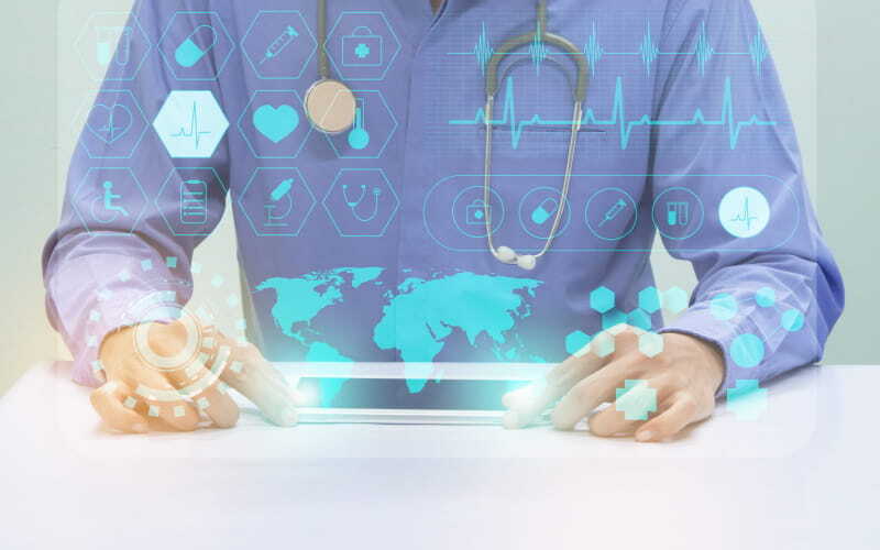 ​Profesional analizando datos e indicadores para la gestión de servicios de salud.​