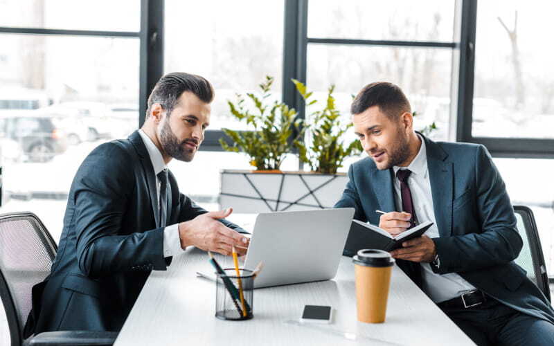 Profesionales de Derecho en oficina revisan en equipo caso que deben representar.