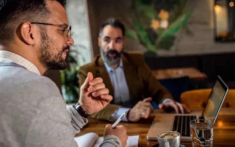 Equipo de marketing revisa datos de mercado y define acciones para fortalecer el posicionamiento de una marca.