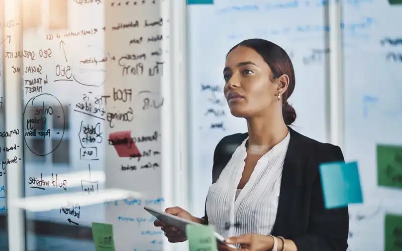 Gerente de SST analizando indicadores de seguridad y salud en el trabajo mediante herramientas digitales.