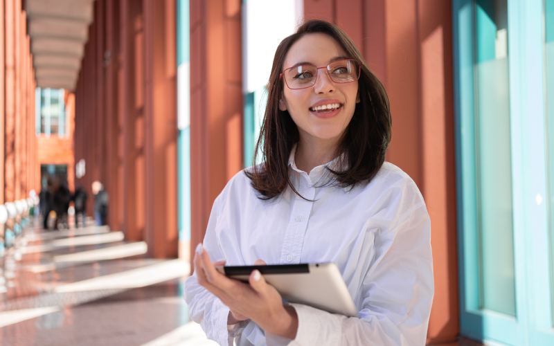 Estudiante cursando la maestría en finanzas virtual desde su tablet.​