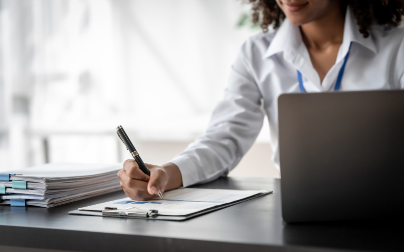 Profesional estudiando una maestría virtual enfocada en gestión de servicios de salud.
