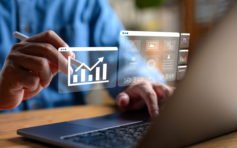 ​Profesional en finanzas analiza datos en su laptop para tomar decisiones estratégicas en su empresa​.