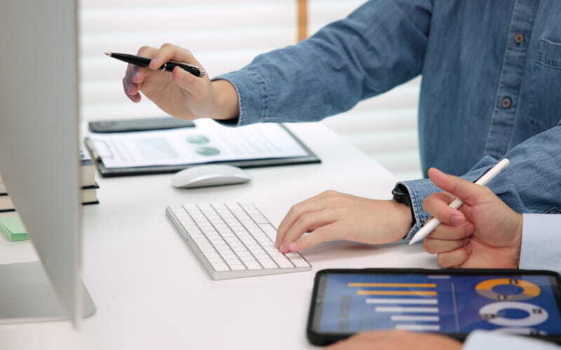 ​Dos profesionales analizando en dashboard métricas de conversión y embudo de ventas en marketing​