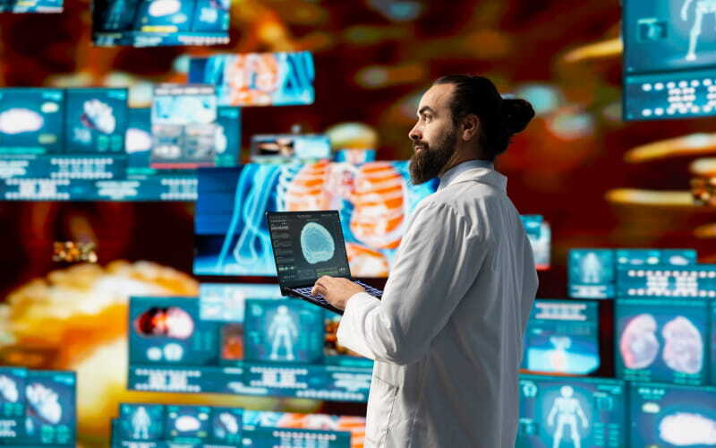 Profesional de la salud utilizando tecnología digital para gestionar servicios sanitarios.​