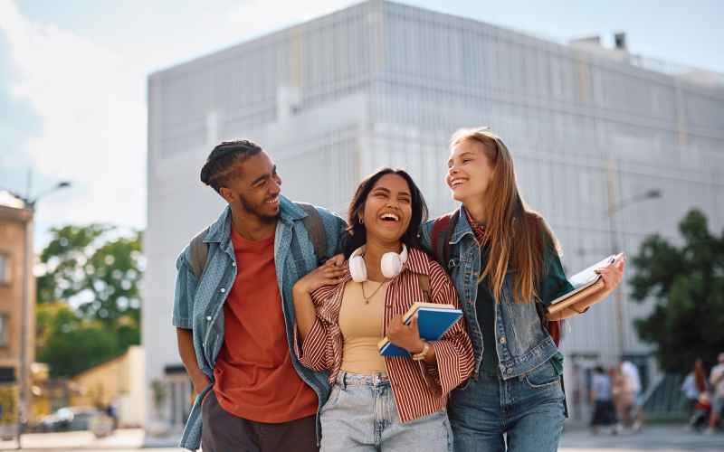 Jovenes estudiantes universitarios comparten y sonríen