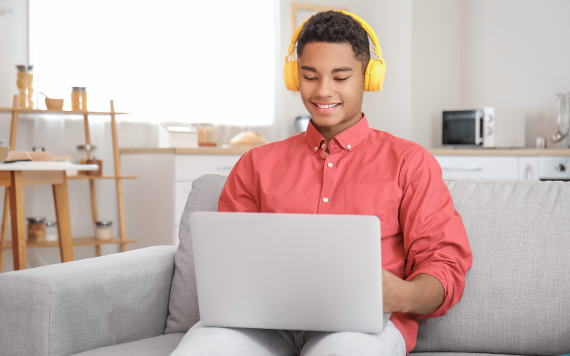 Estudiante joven revisa sus trabajos de la universidad en su casa