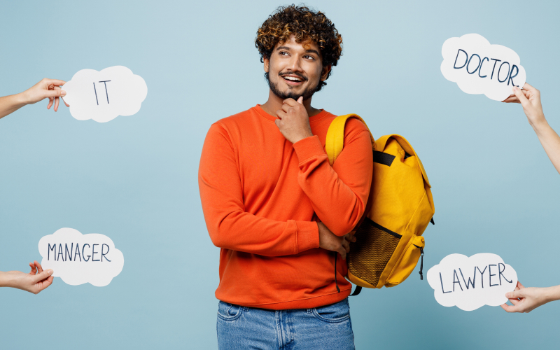 Hombre piensa en varias opciones para estudiar