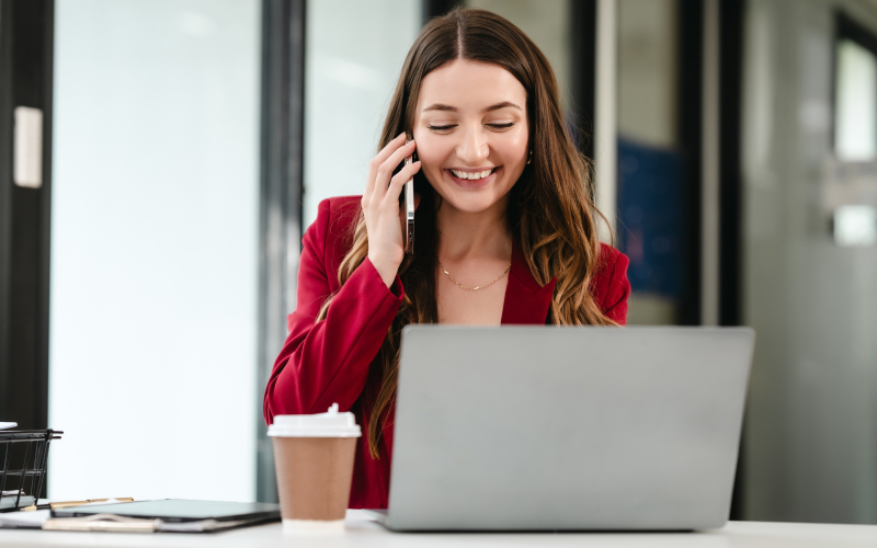 Profesional de Contaduría Pública trabajando en análisis financiero en oficina, con tarjeta profesional vigente