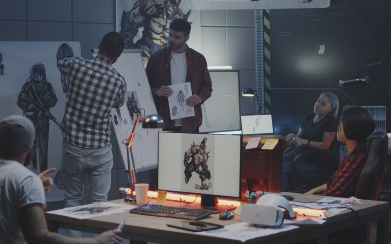 Profesionales de desarrollo de videojuegos reunidos
