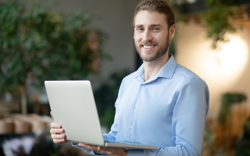 Estudiante de posgrado revisando una plataforma virtual de formación en sostenibilidad en su laptop.
