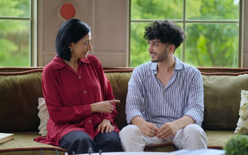 ​Mamá dialoga con su hijo adolescente sobre experiencia universitaria​