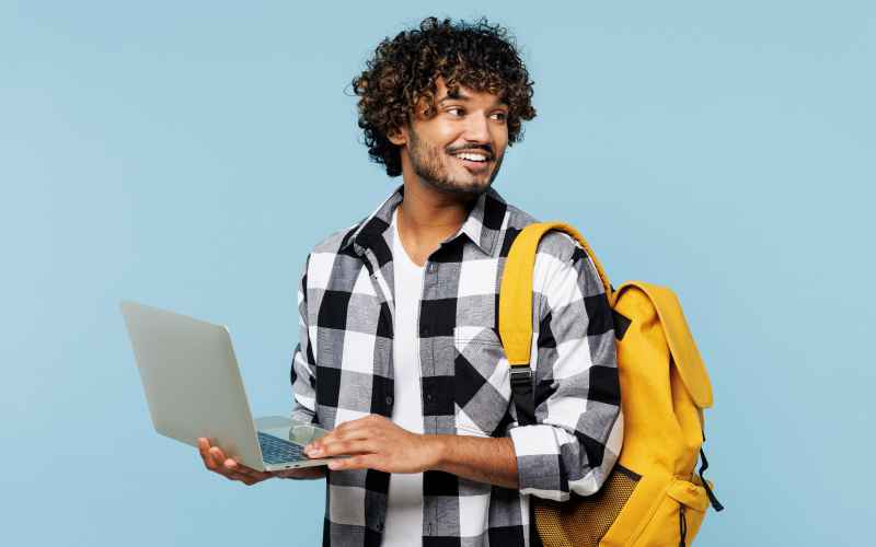 Joven universitario con su mochila y laptop