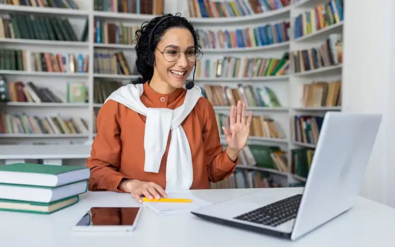 Mujer se forma en CUC de manera virtual para ejercer como auditora de procesos organizacionales.