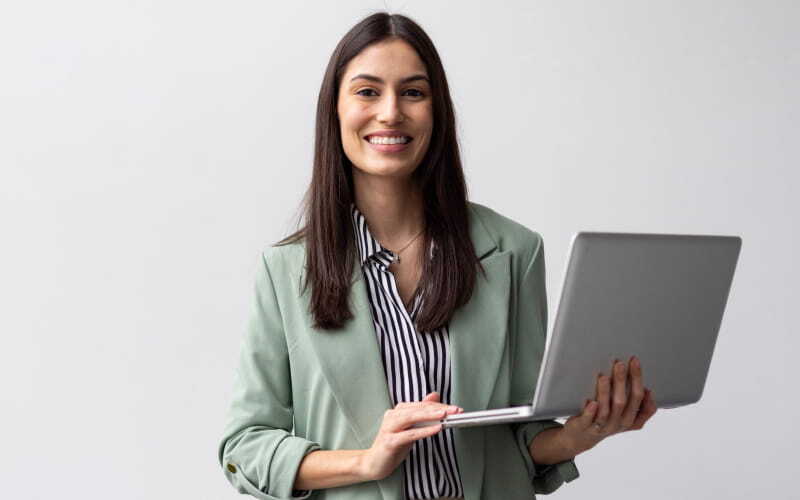 ​Estudiante de posgrado mujer sonríe mientras toma clases de su maestría en salud​