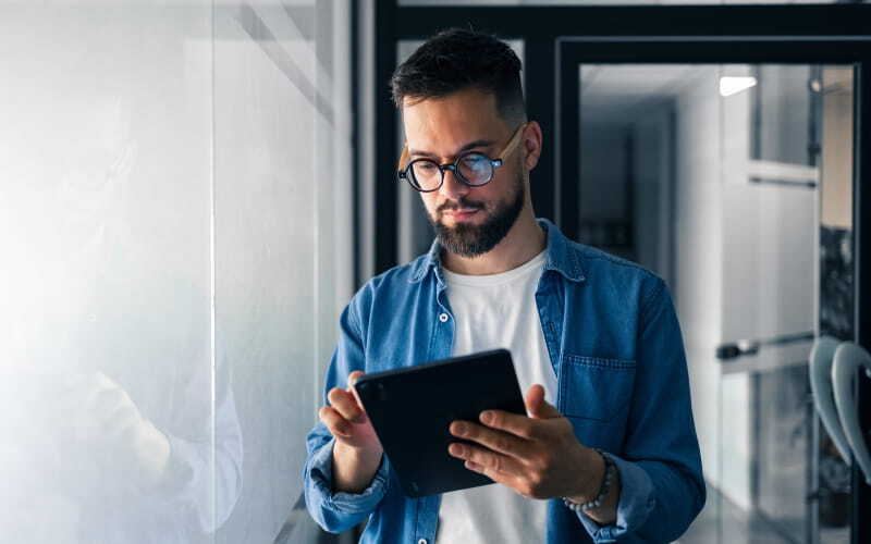 Profesional del sector salud revisando datos de ingresos tras completar una maestría en salud​