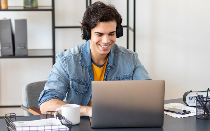 Hombre joven revisa la oferta virtual de CUC desde su laptop